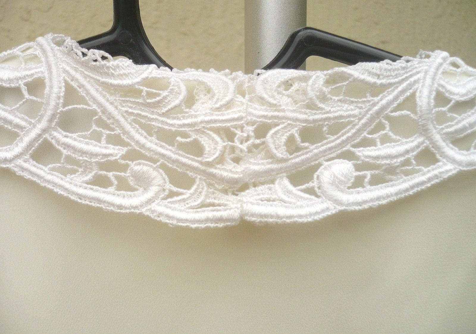 VTG 80S IVORY SATIN LACY PEARL CUTOUT LACE PETER PAN COLLAR BLOUSE S M P WOMEN