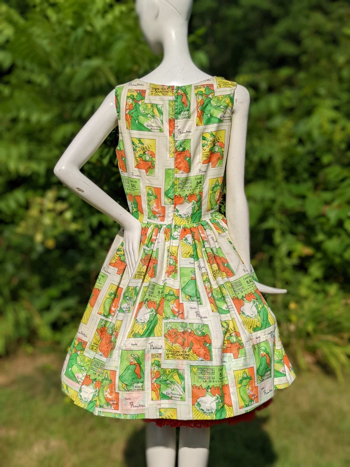 VINTAGE 1950’S COCKTAIL DRESS IN FRENCH MOULIN ROUGE POSTER PRINT 