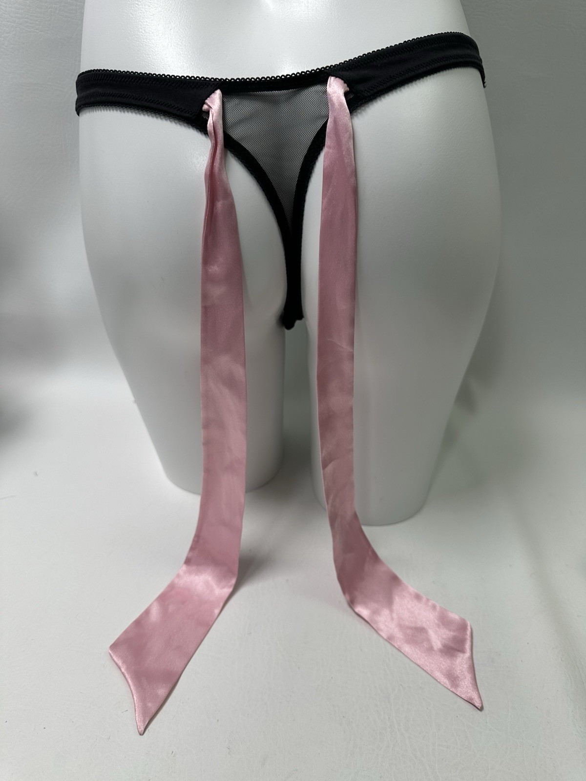 Vintage Y2K VICTORIA’S SECRET Thong Panties Size M/L RIBBON Pink Black NWT 2004