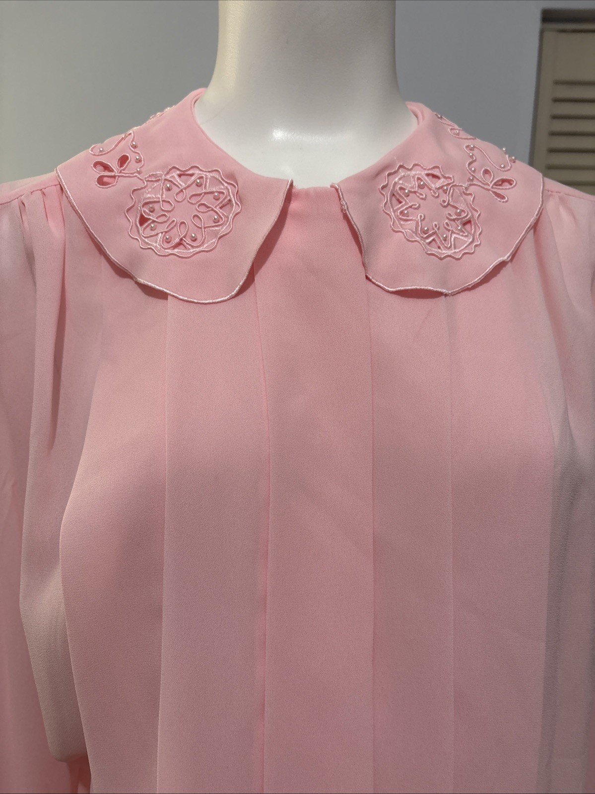 Gorgeous Vtg Kirsten Grey Pink embroidered Pleated Faux Pearls Blouse Sz 8