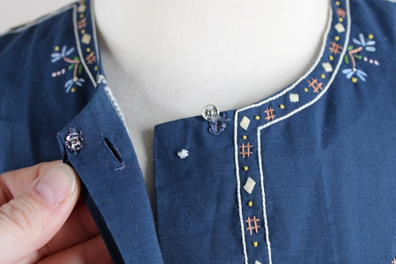 Vtg Peacock M Chinese Blue Embroidered Floral Bouquet Basket Short Sleeve Top