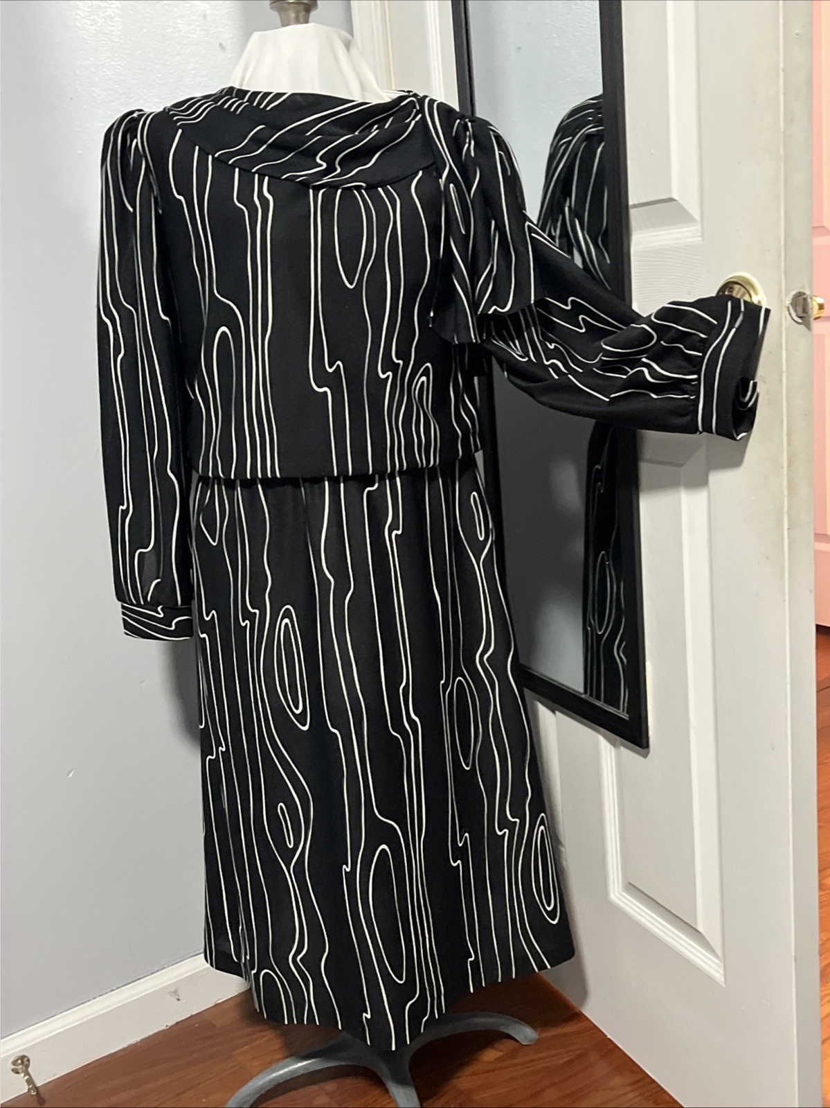 VINTAGE TJUNIORS FABULOUS BLACK WHITE DRESS ABSTRACT 8/10
