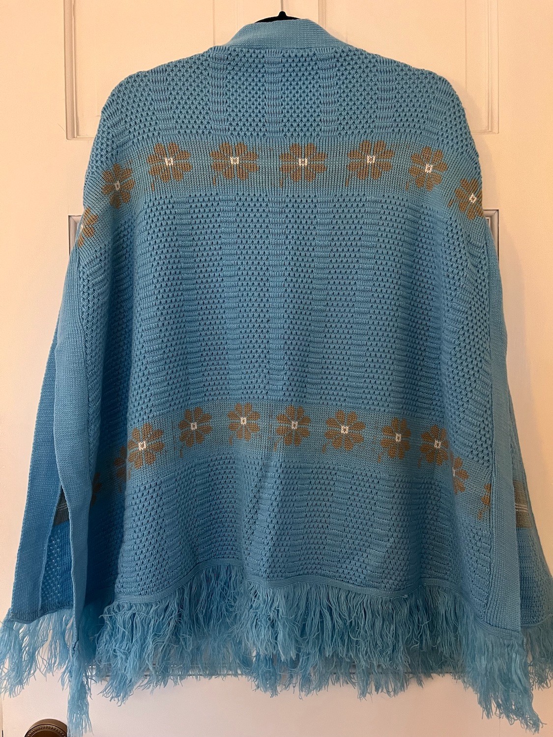 Vintage Light Blue 70s knit daisy poncho with decorative buttons XL-1XL