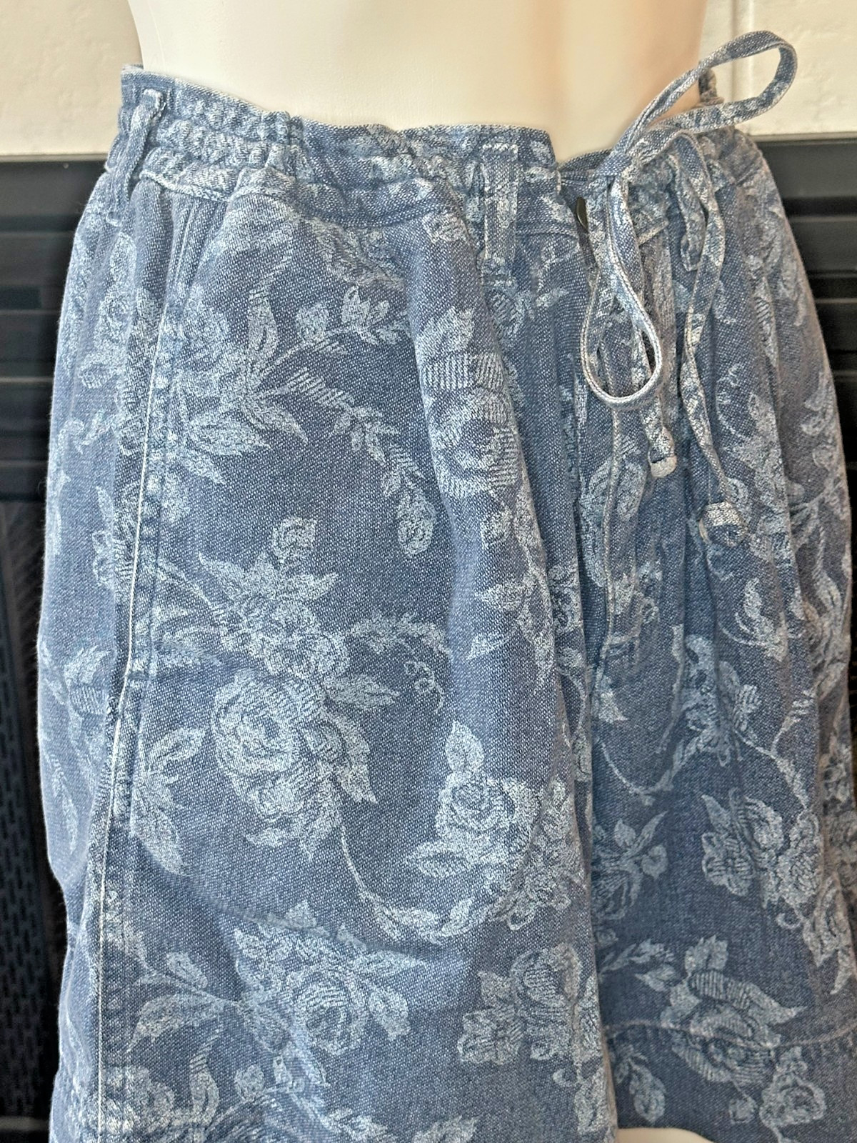 Vtg Blue Blues B Etc. 100% Cotton Roses acid print Shorts size 12 waist 29″