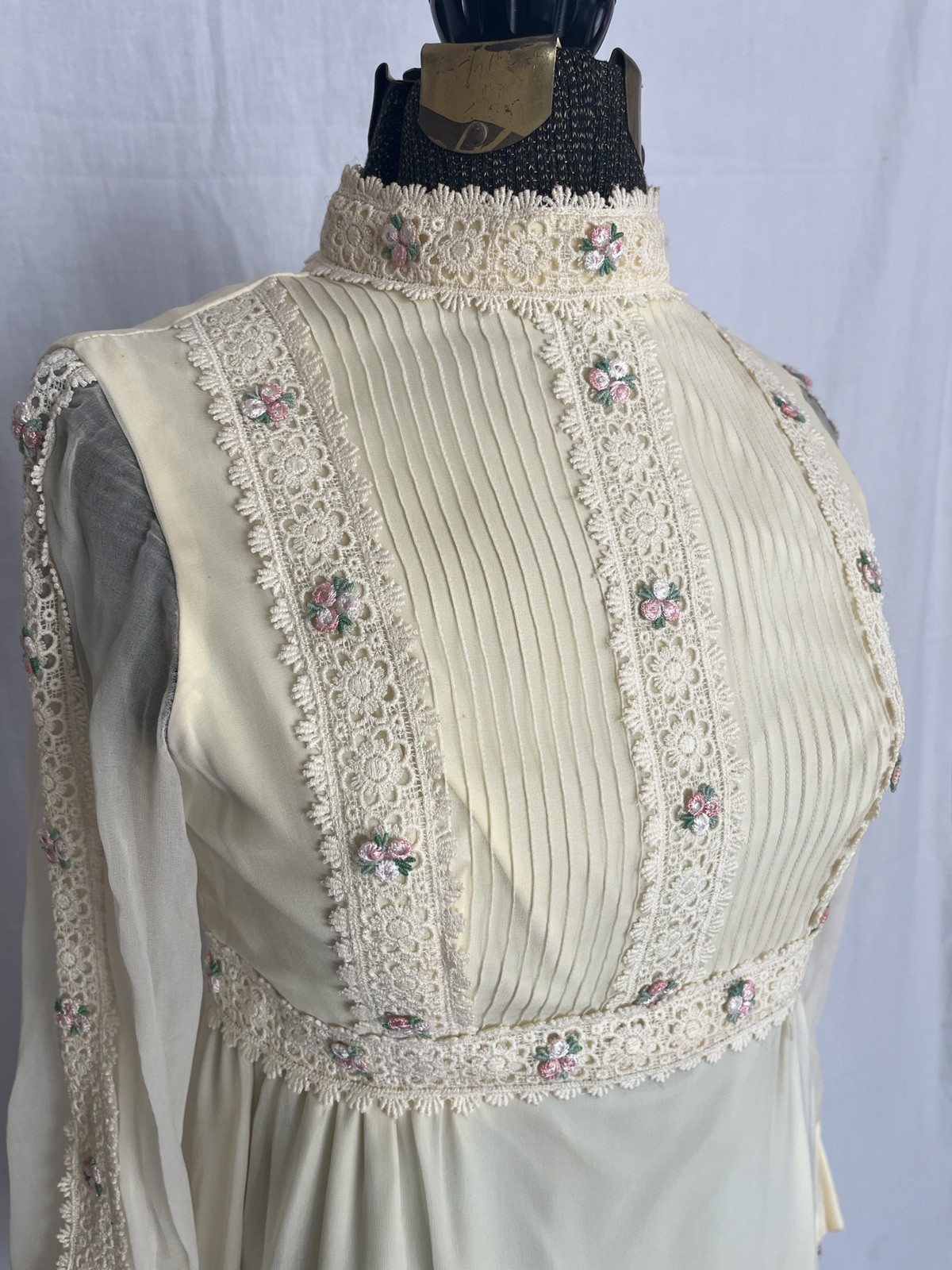 VINTAGE Boho Cottagecore Prairie Cream Dress Rose Details