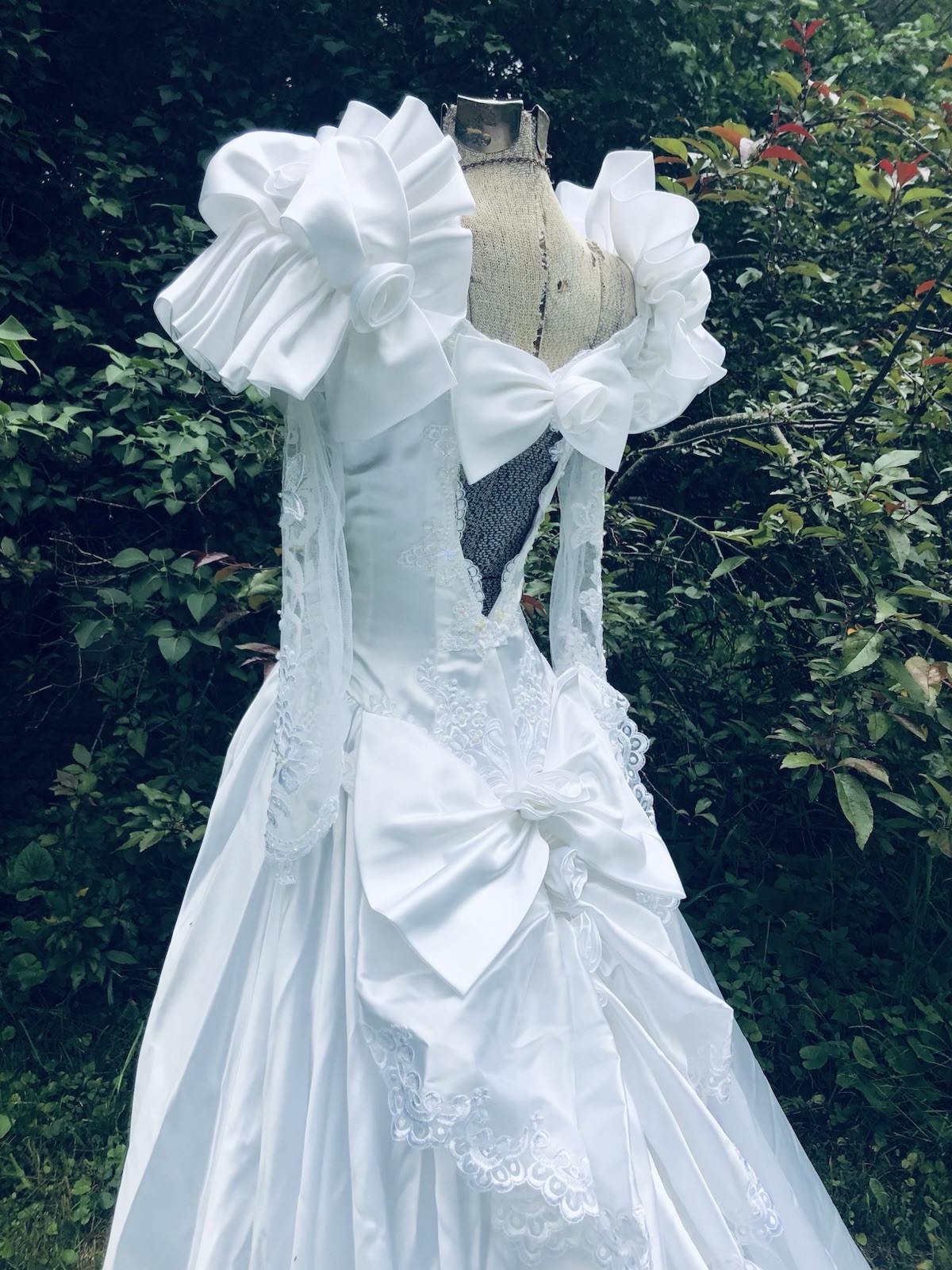 Vintage 1980’s Pearls Floral Appliqués Sequin Lovely Wedding Gown Dress 32-24-62