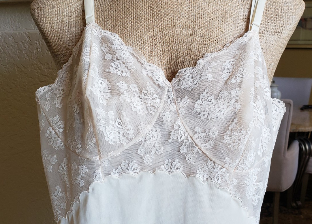VNTG Bali Lacy Full Slip Ribbon Applique at Front & At Slit Back Nylon Sz 34 SH