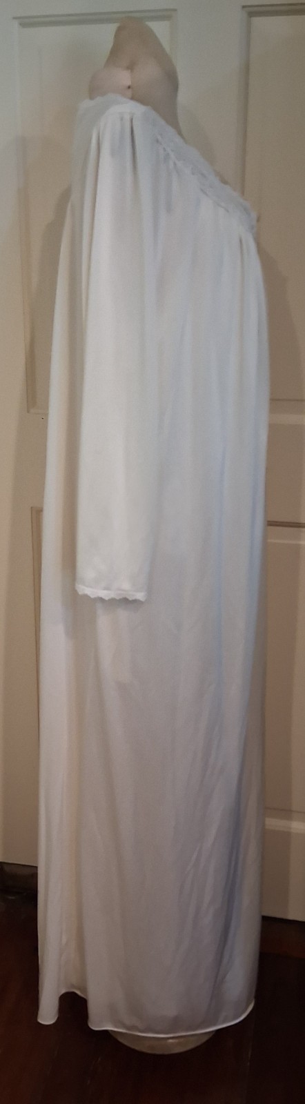 Shadowline Vintage Light Cream ivory Color Nylon Nightgown & Robe Set Size M