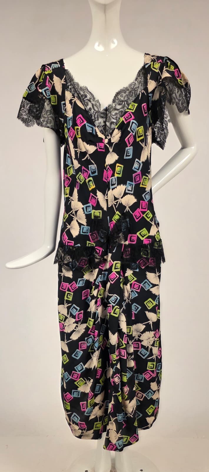 UNIQUE VINTAGE 1940’S BALLERINA PRINT SILK DRESS W SILK CHANTILLY LACE TRIM
