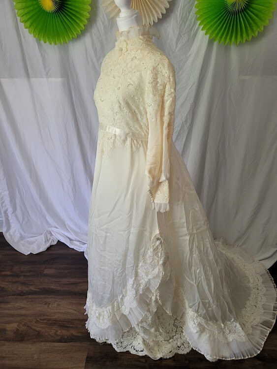 VINTAGE ALFRED ANGELO EDYTHE VINCENT ’70S BOHO PRAIRIE LACE WEDDING DRESS & VEIL
