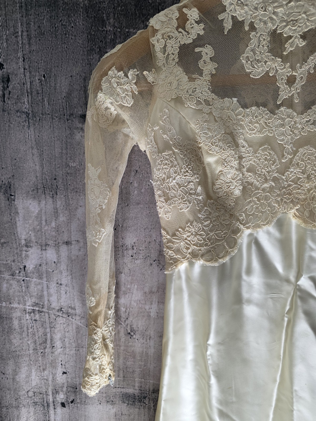 Vintage 1940s Bride Small Slipper Satin & Lace Wedding Dress Cathedral Train 40s