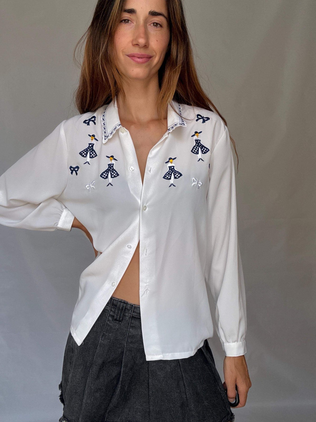 Vintage white embroidered blouse with navy bow and girl motif, US L