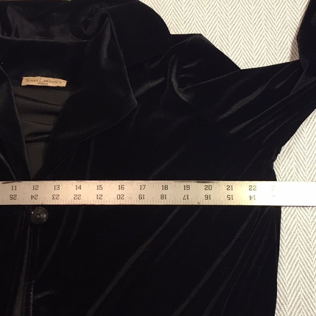 VINTAGE BLACK Velvet Robe Large, Susan Lawrence, Pit to Pit 23”Preworn