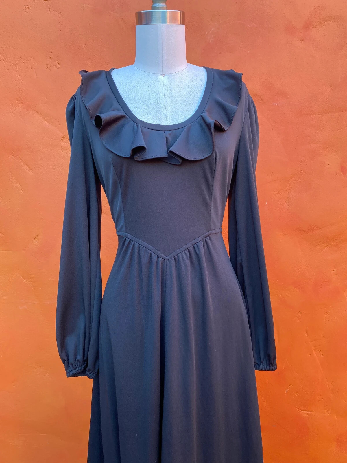 Dark Romantic Vintage 1970s Black Maxi Dress – Ruffle Collar Goth Gothic Witchy