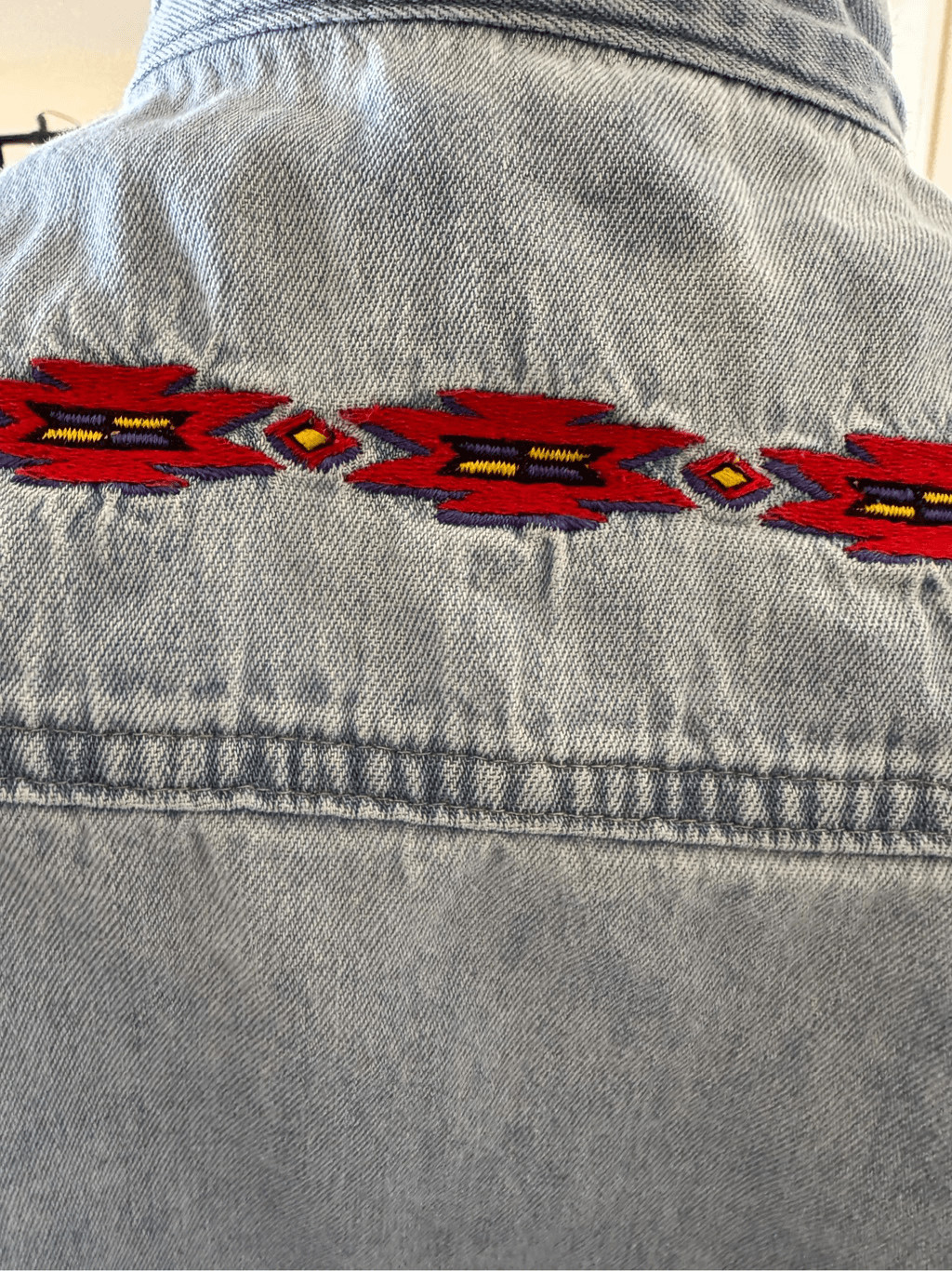 Women’s 90s vintage denim 100% cotton button up southwestern tribal embroidered