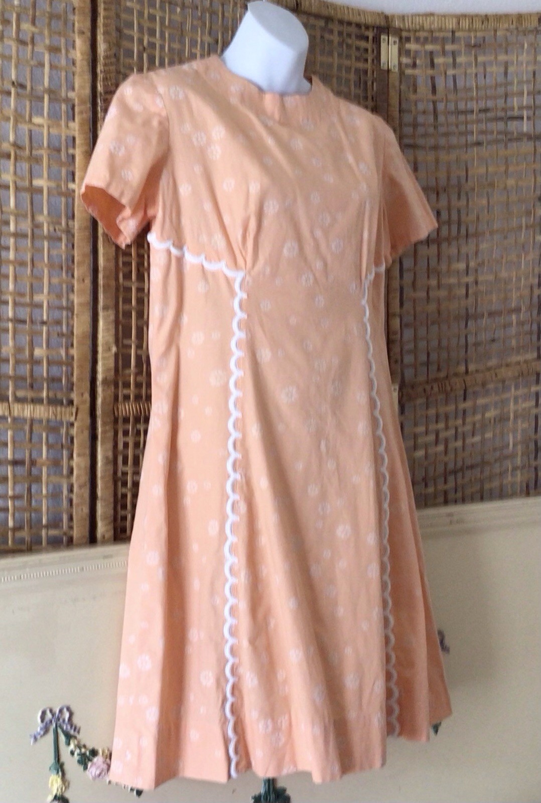 Vtg 70’s Peach Daisy Flocked Cotton Fabric Shift Dress Scalloped Detail Sz 8
