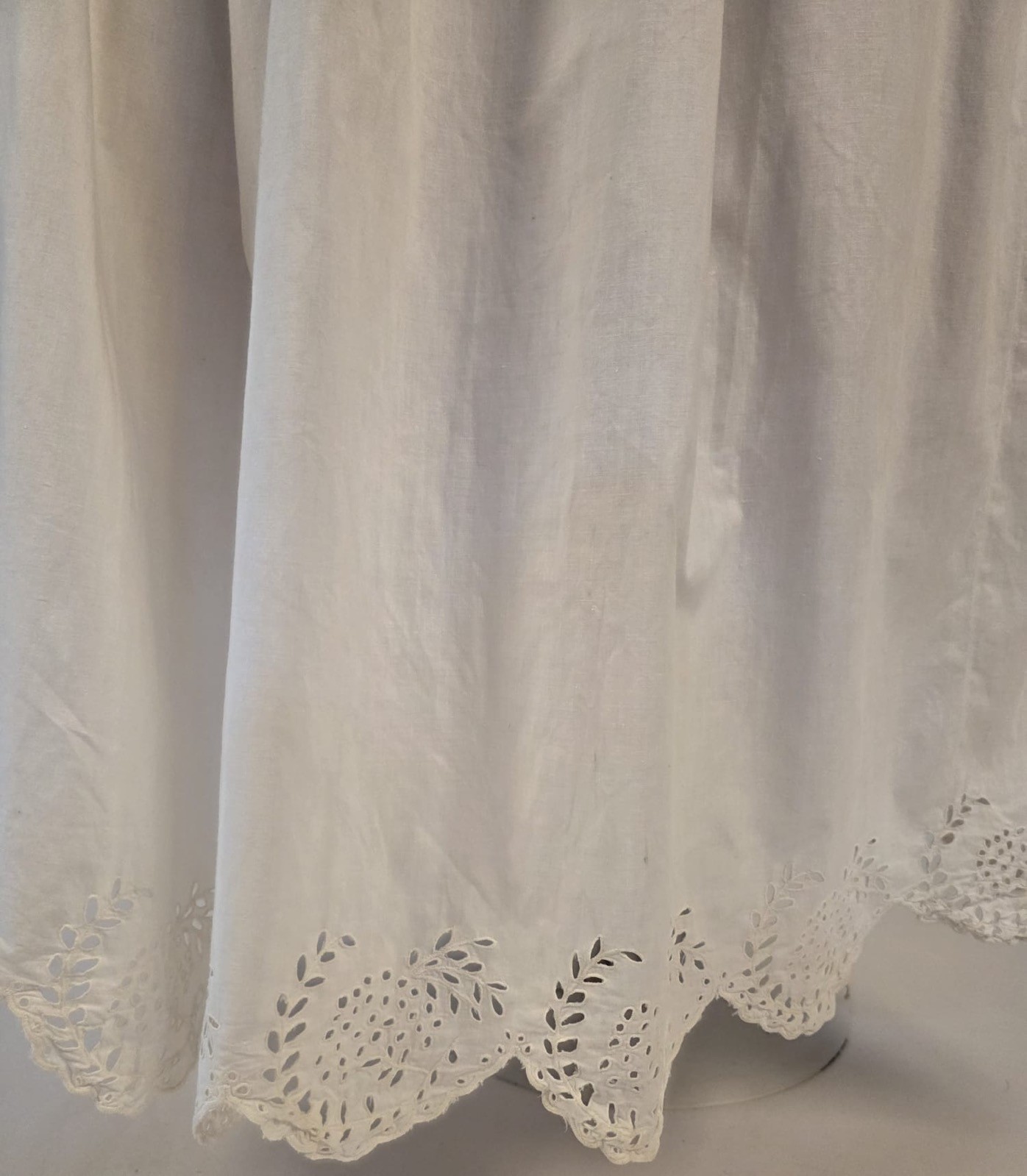 CIVIL WAR MID 19TH C WHITE SKIRT / PETTICOAT W HAND EMBR CUTWORK SWEEP