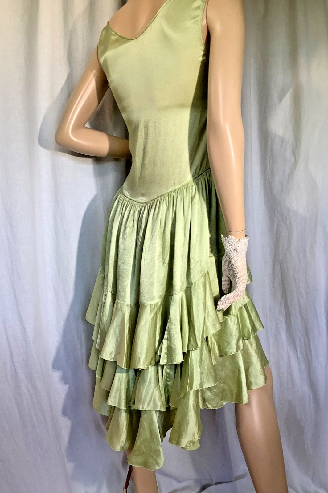 Vintage 1920s Flapper dress Green ruffled Satin silk Sleeveless XS ribbon trim