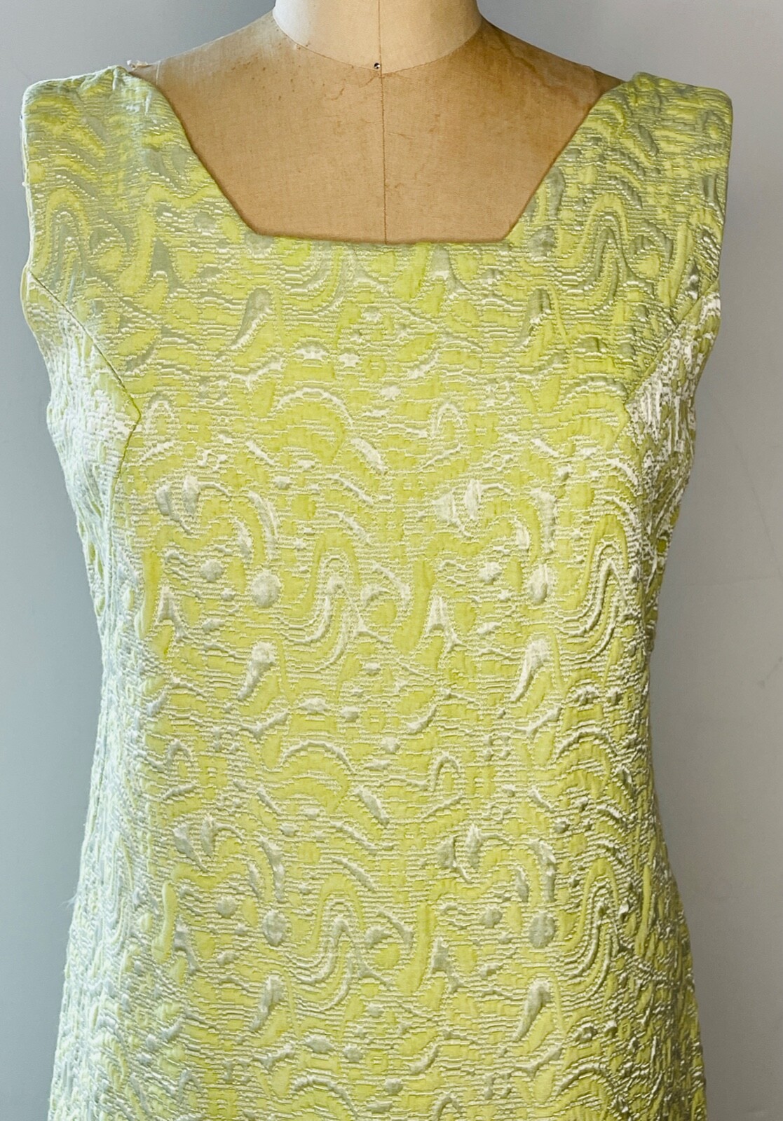 VTG MOD 60’S CITRON YELLOW-GREEN FLORAL JACQUARD MINI SHIFT COCKTAIL DRESS*S