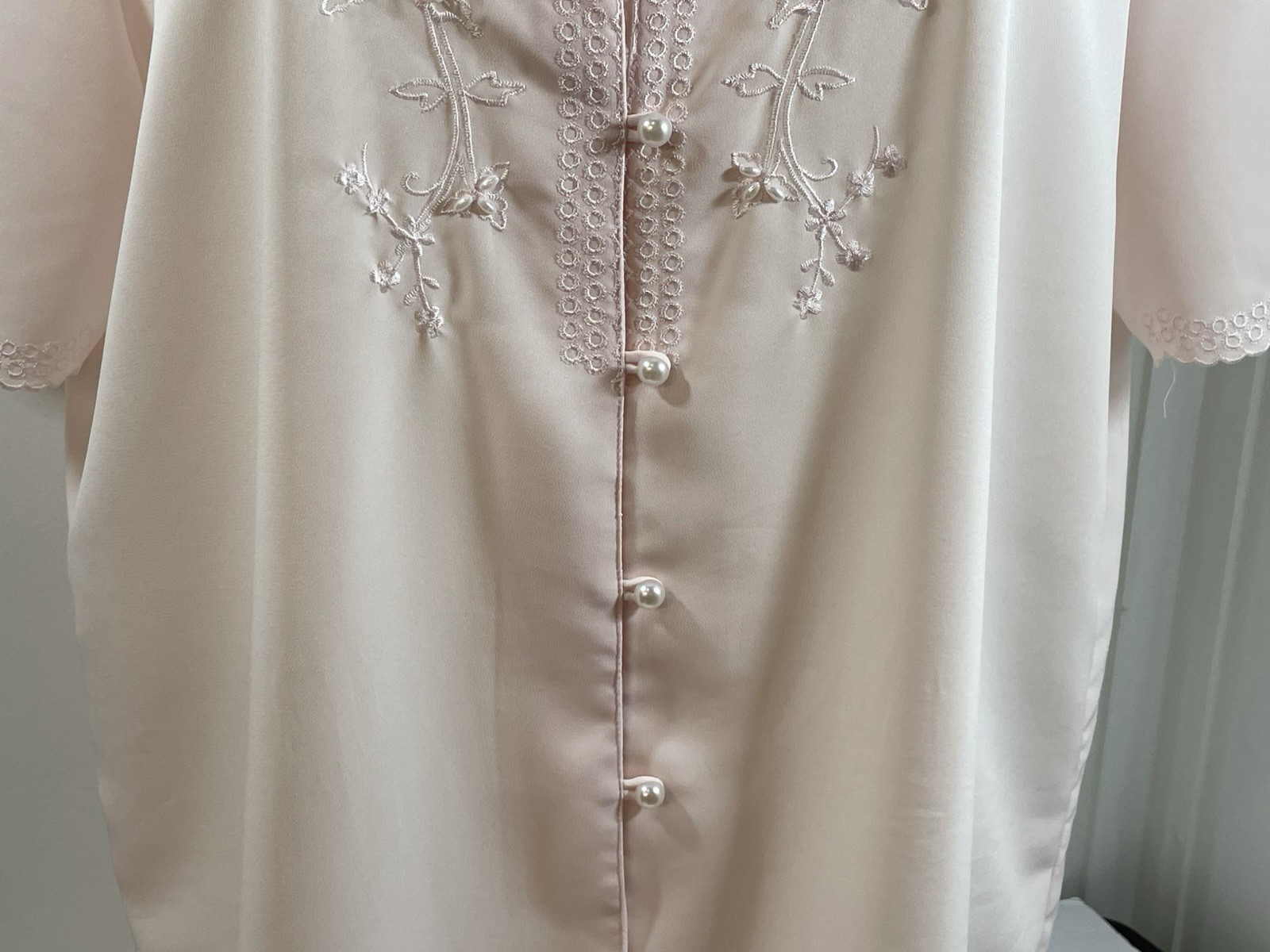 VTG Christie & Jill Pale Pink Embroidered Flowers Faux Beads & Buttons Blouse 16