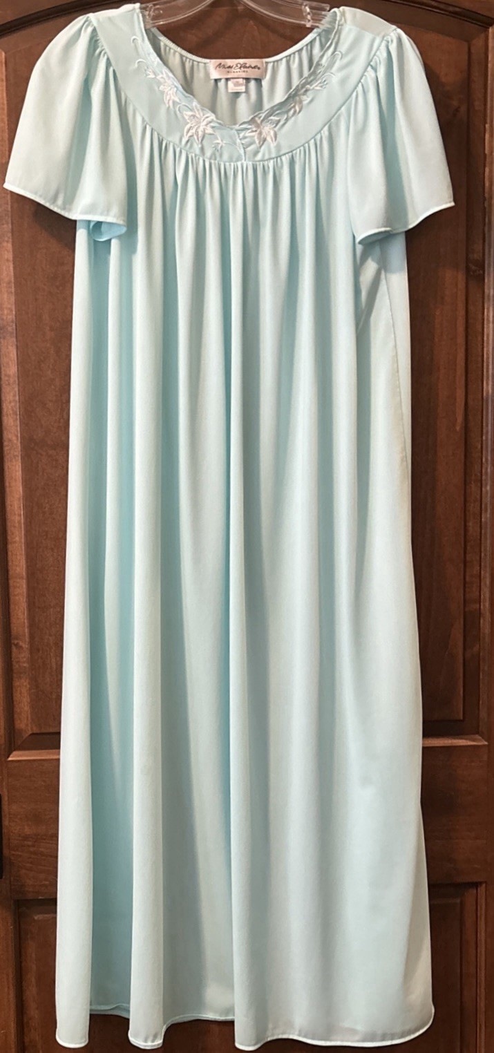 VTG Miss Elaine Mint Green Nylon Nightgown W/Embroidered Floral Neckline Size M