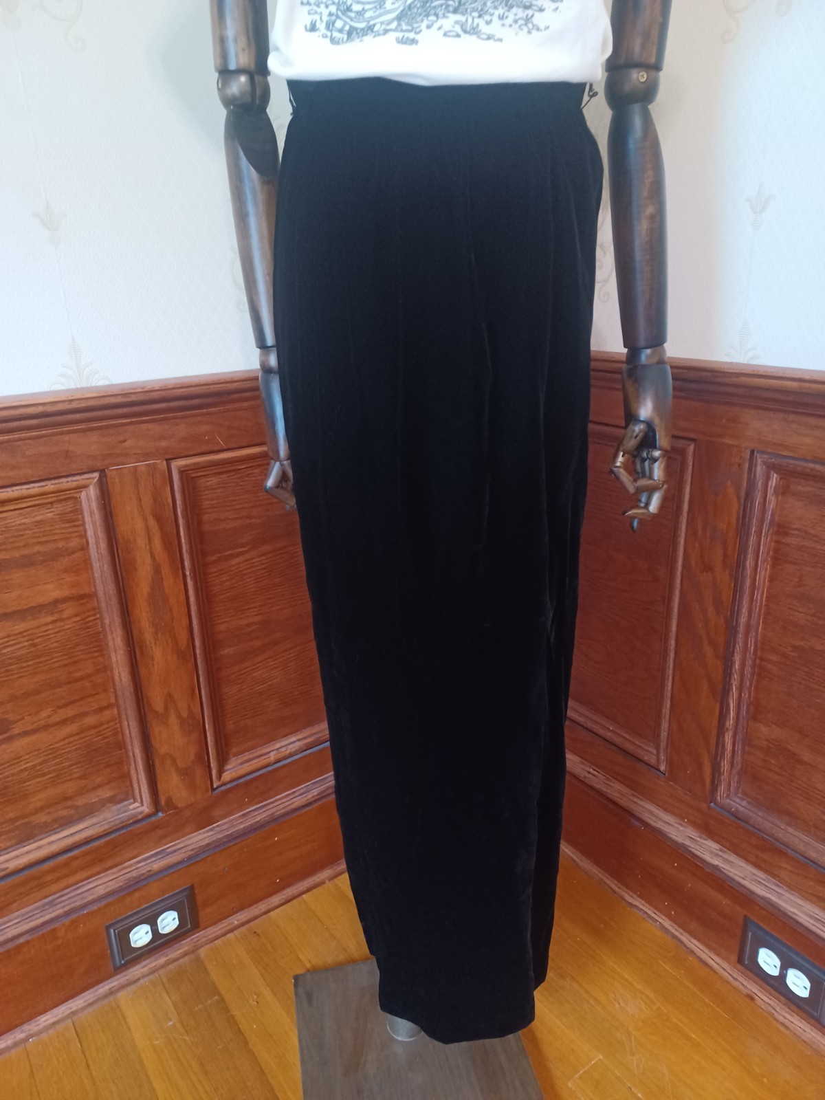 Vintage 1970s/1980s Intuitions Union-Made Black Velvet Gothic Maxi-skirt