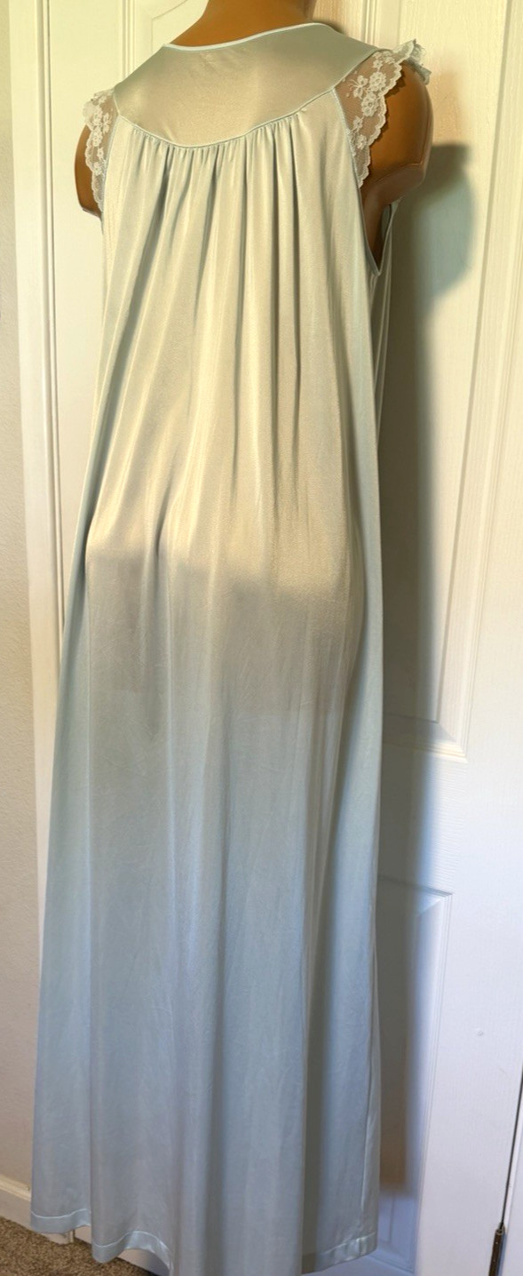 VTG 70’s SHADOWLINE SOFT BLUE W/ EMBROIDERED YOKE & LACE TRIM NIGHTGOWN SZ S