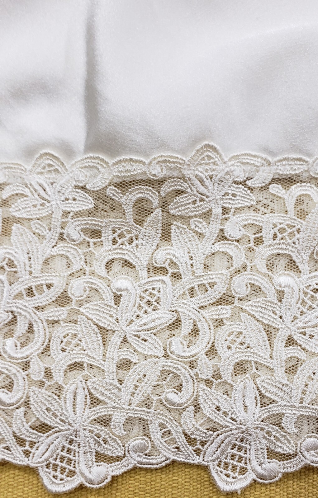 WACOAL Cream Shiny Silky Satin Half Slip With Thick Lace Size Large 25″ Long
