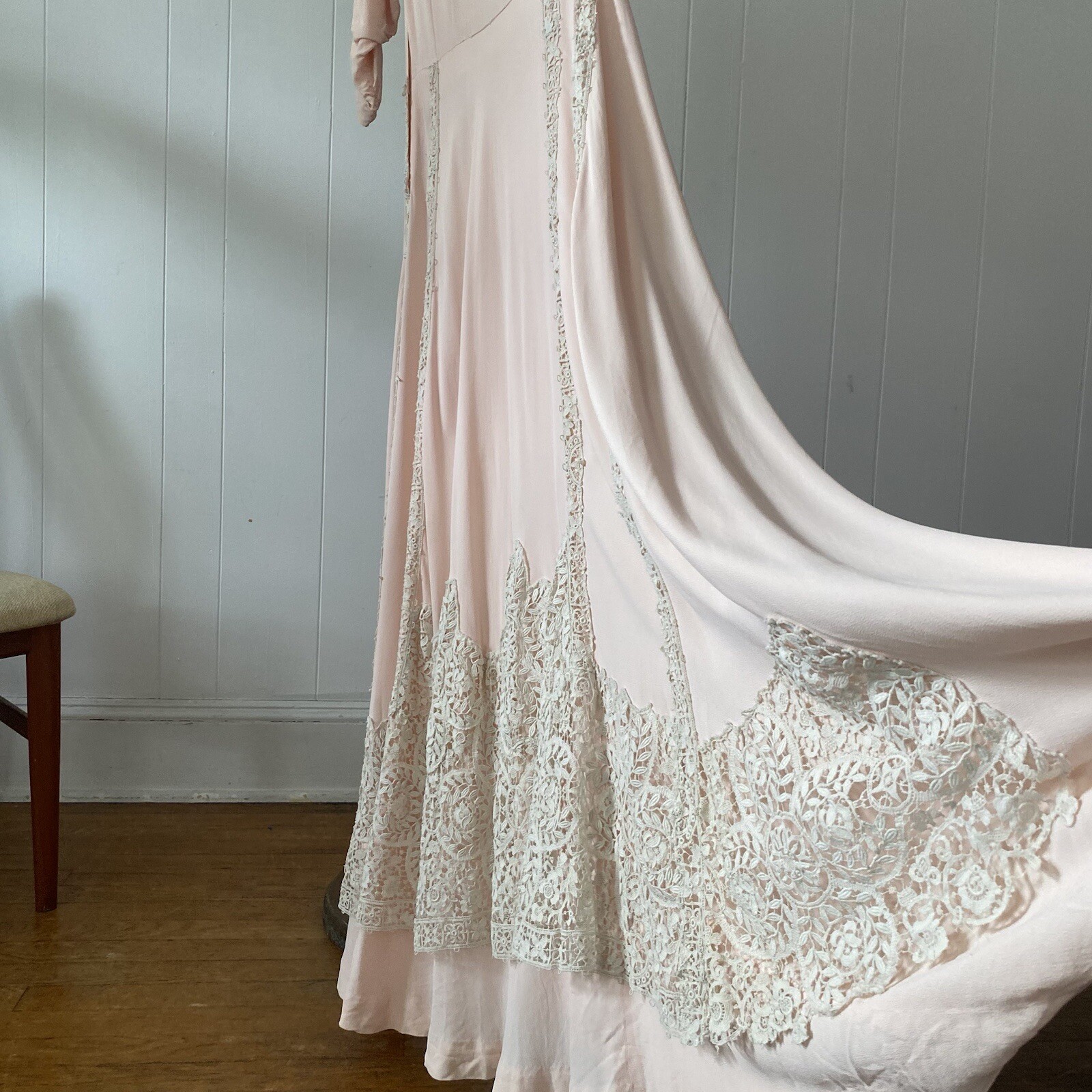 Stunning 1940s Pink Crepe/Crocheted Lace Gown Wide Sweep Skirt XS S