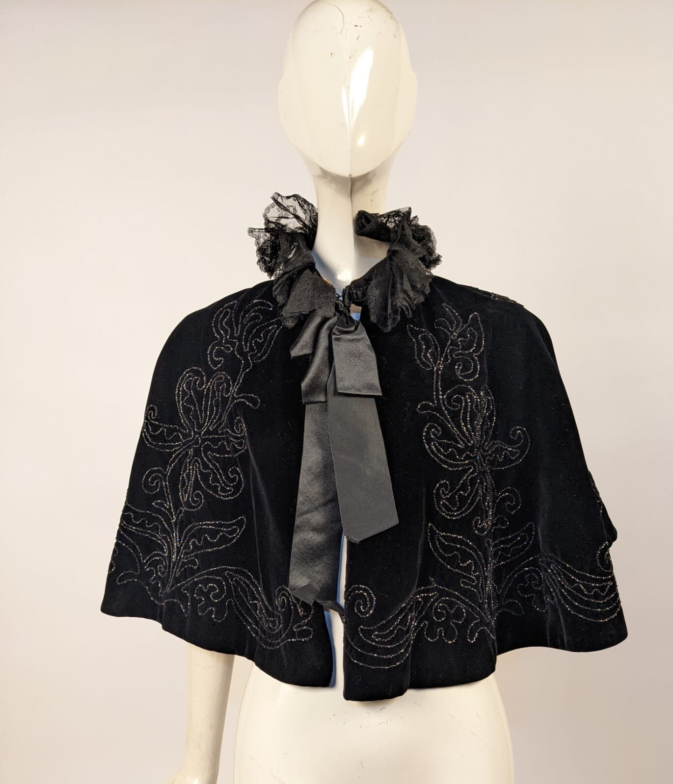 GOTHIC VICTORIAN BLACK SILK VELVET CAPE LACE TRIMMED COLLAR W BEADING