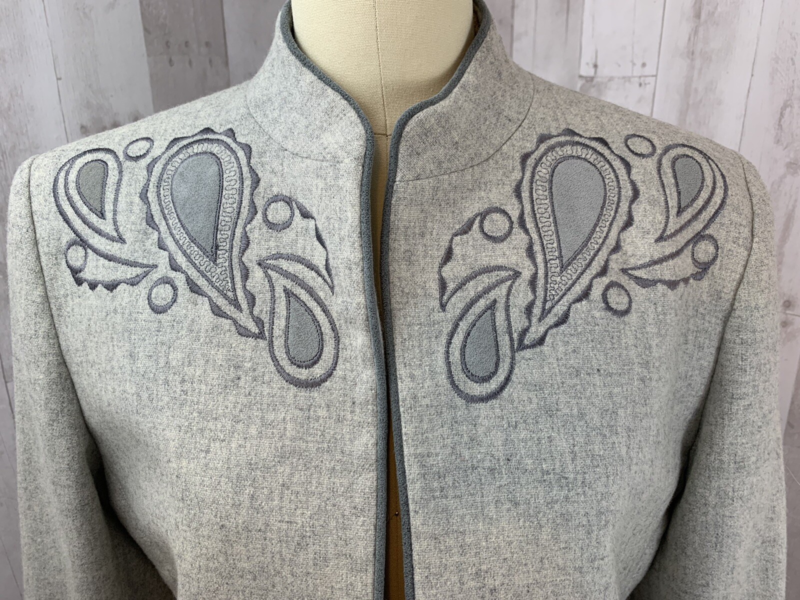 Vintage 1970s LILLI ANN Pale Gray Wool Jacket/Blazer/Coat Appliqué M/40Bust