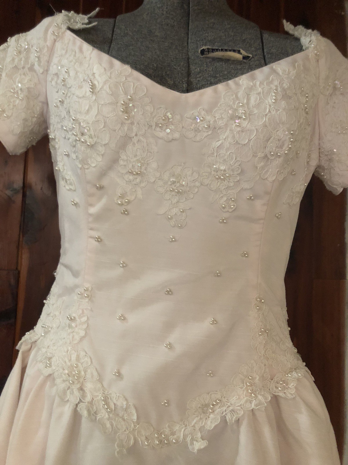 Vintage 1980’s Blush Rose Pink Lace Appliqué Pearls Wedding Gown /Veil 34-26-64