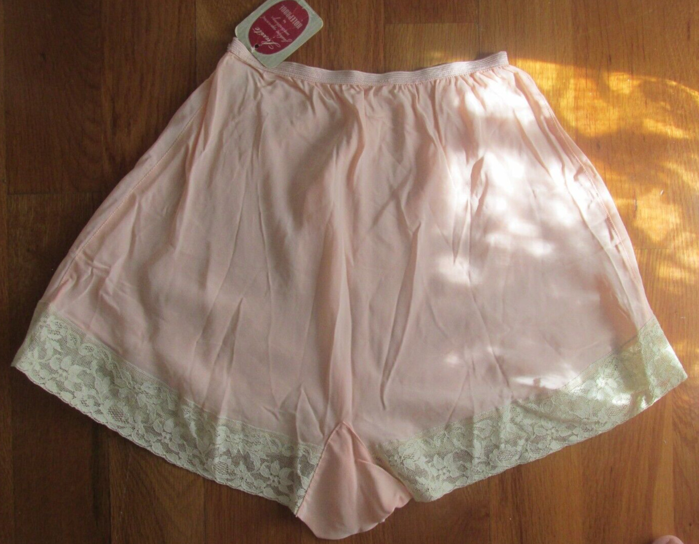 NWT VINTAGE 1950 LUXITE PEACH SATIN RAYON PANTIES TAP PANT SIZE 26 “HOLEPROOF”