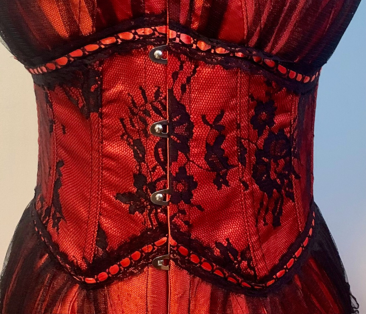 PINUP CORSET RED AND BLACK S-SM to 26″ Tags VINTAGE + FREE NOS 1950s STOCKINGS