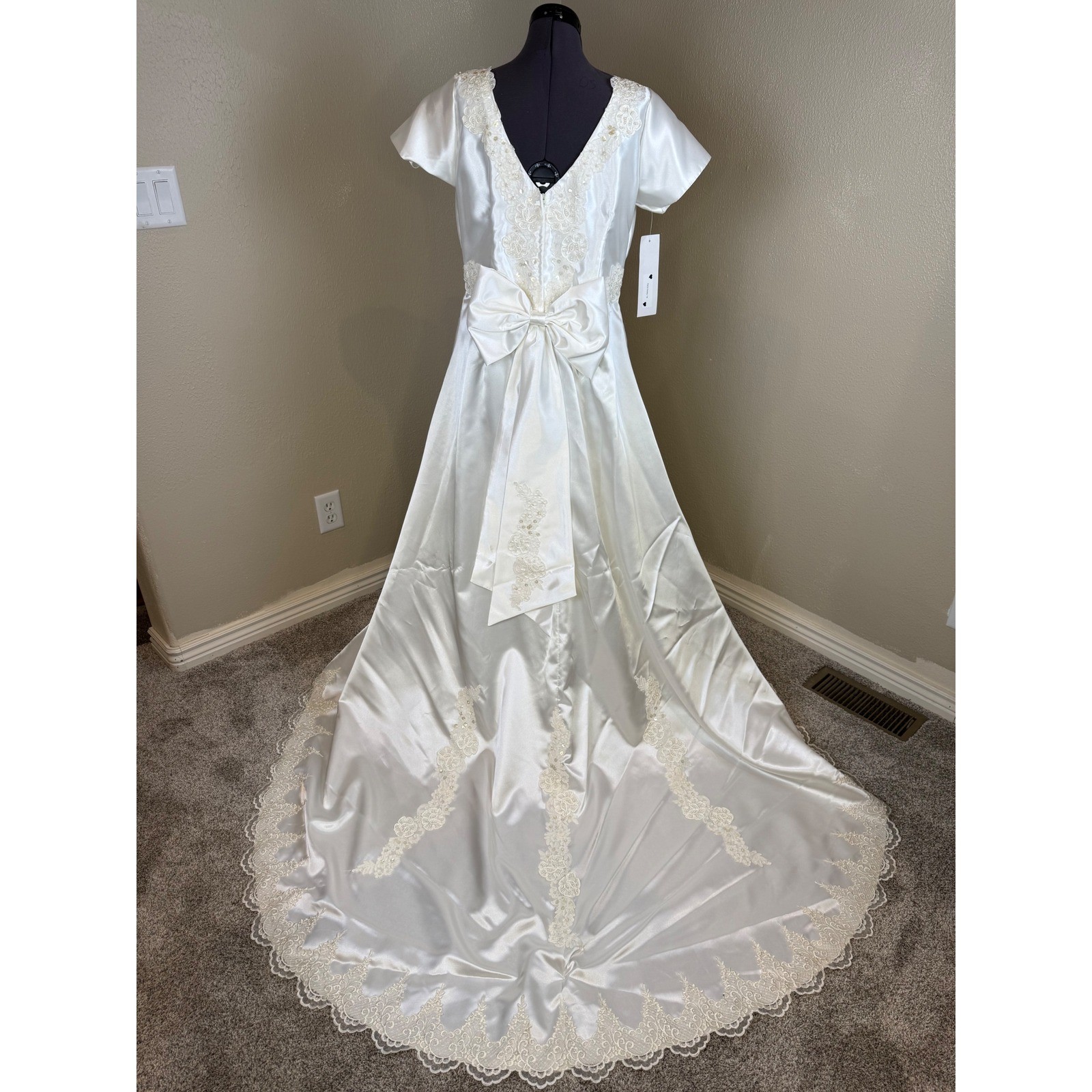 NWT Vintage Wedding Dress Ivory Lace Pearl Bow Train Size 16 Embroidered 90’s