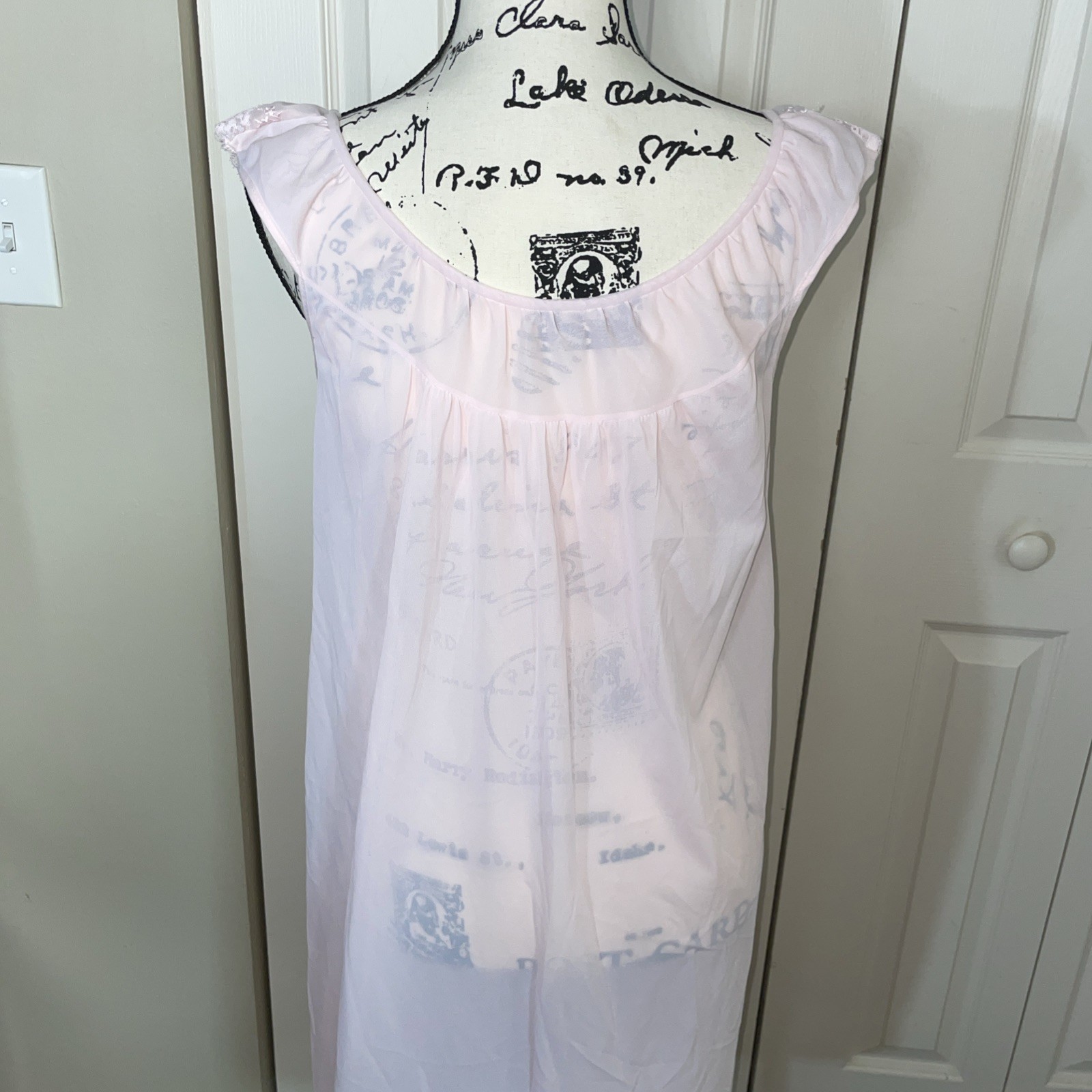 VTG Women’s Pale Pink Sz L Below Knee Lace & Embroidered Floral Neck Line Gown