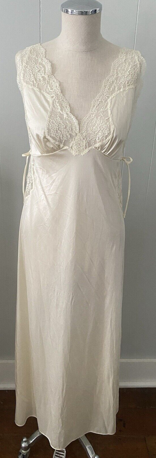 Vintage Ivory Color W/Lace Silky Nylon Lingerie Nightgown- Medium 36-38 Bust