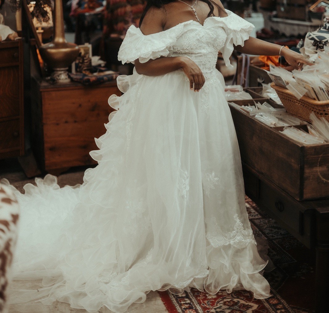 Vintage 1980s Bridal Gown Lace Tulle Train Romantic Fairytale Wedding Dress S