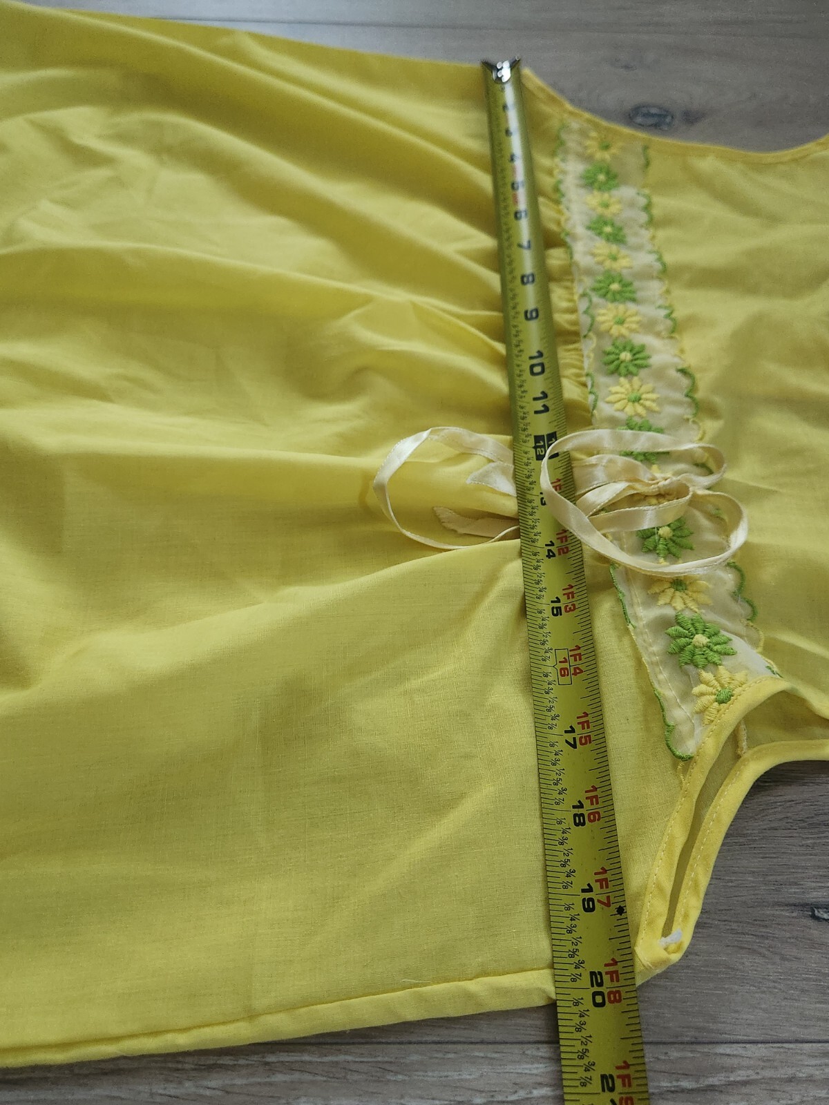 Vintage 60s Grants ISIS yellow babydoll nightgown floral embroidery size Medium