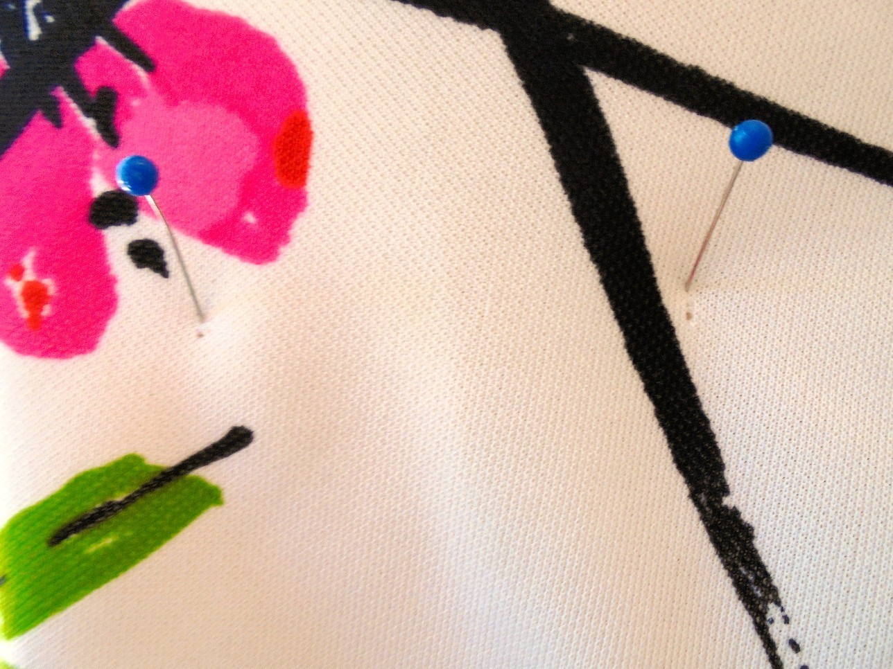 1970s VERA Neumann Cherry Blossom & Dragonfly Print Top Pink White Green Red 16