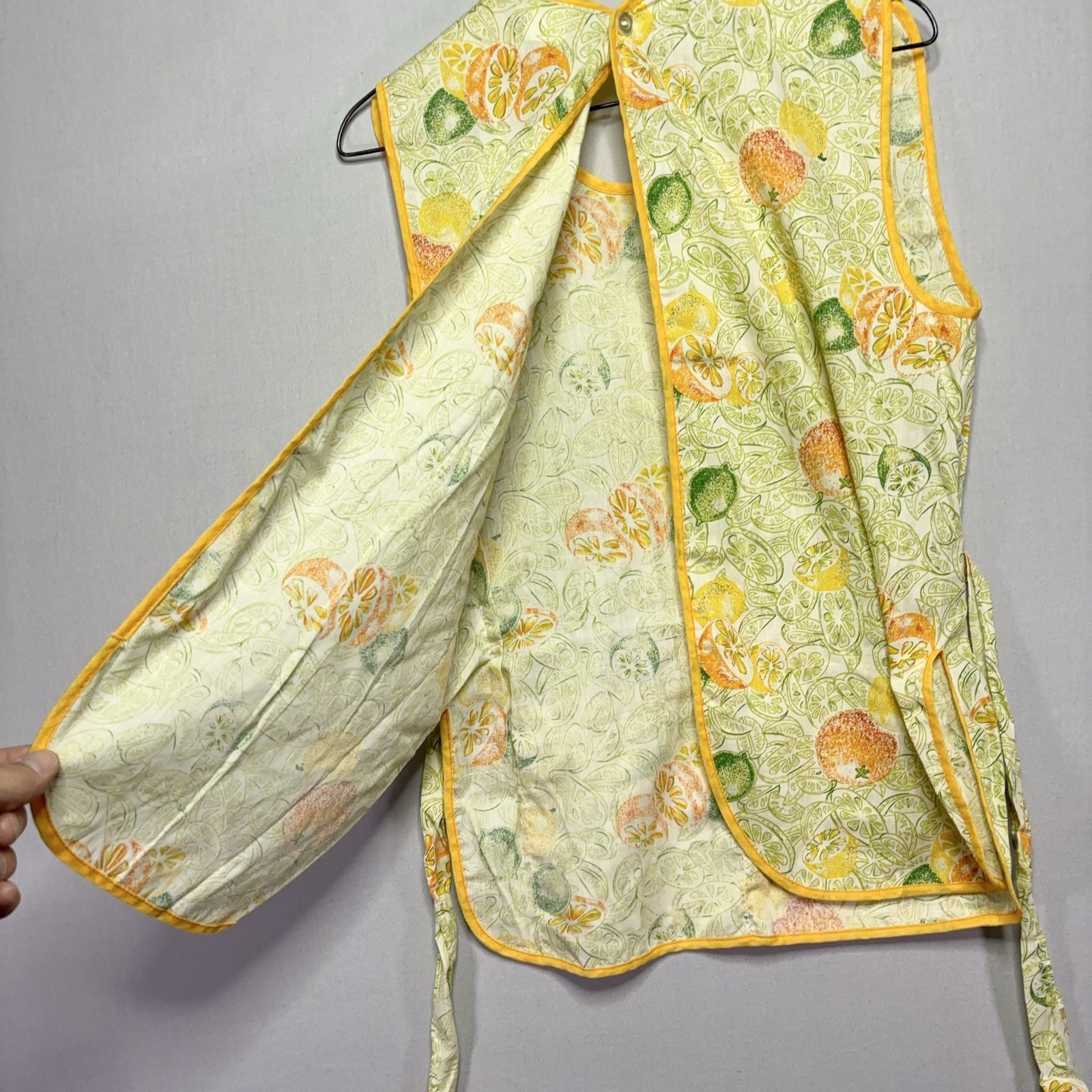 VTG 60s / 70s Full Apron – Yellow Citrus Pattern – 2 Pocket Front – MED / LARGE