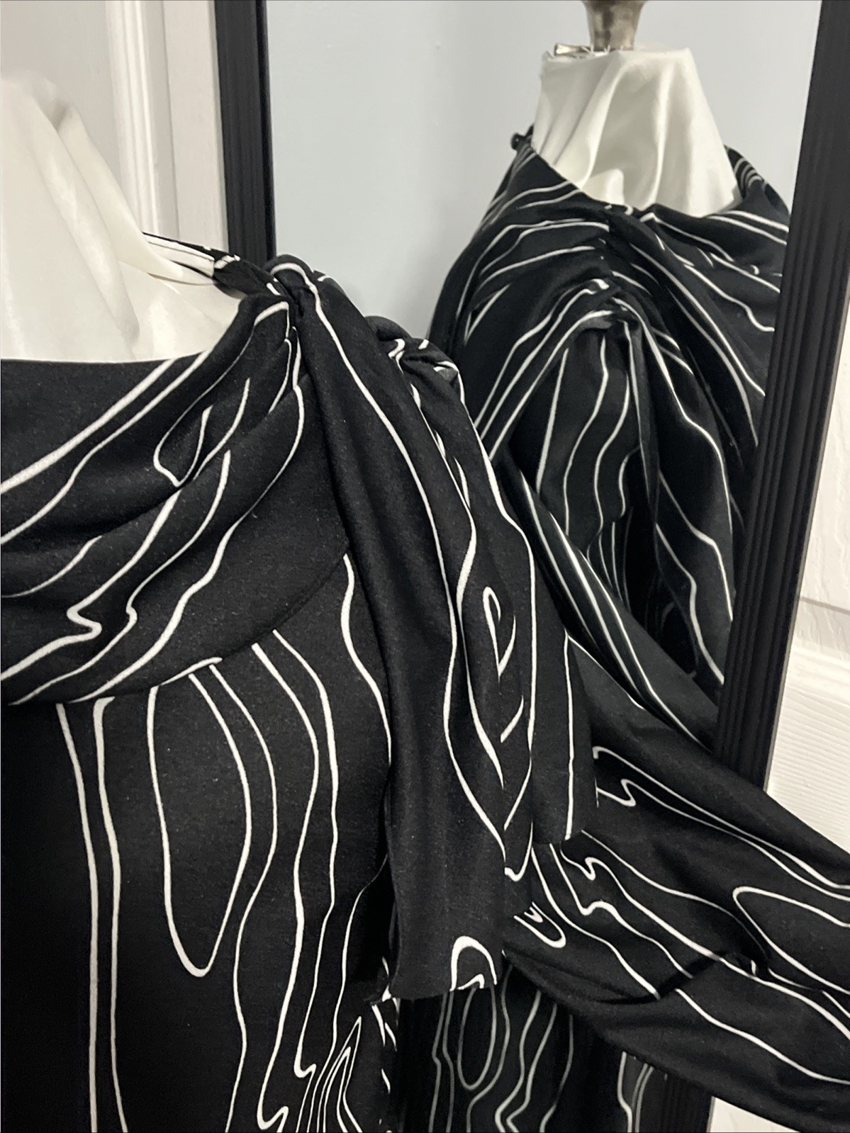 VINTAGE TJUNIORS FABULOUS BLACK WHITE DRESS ABSTRACT 8/10