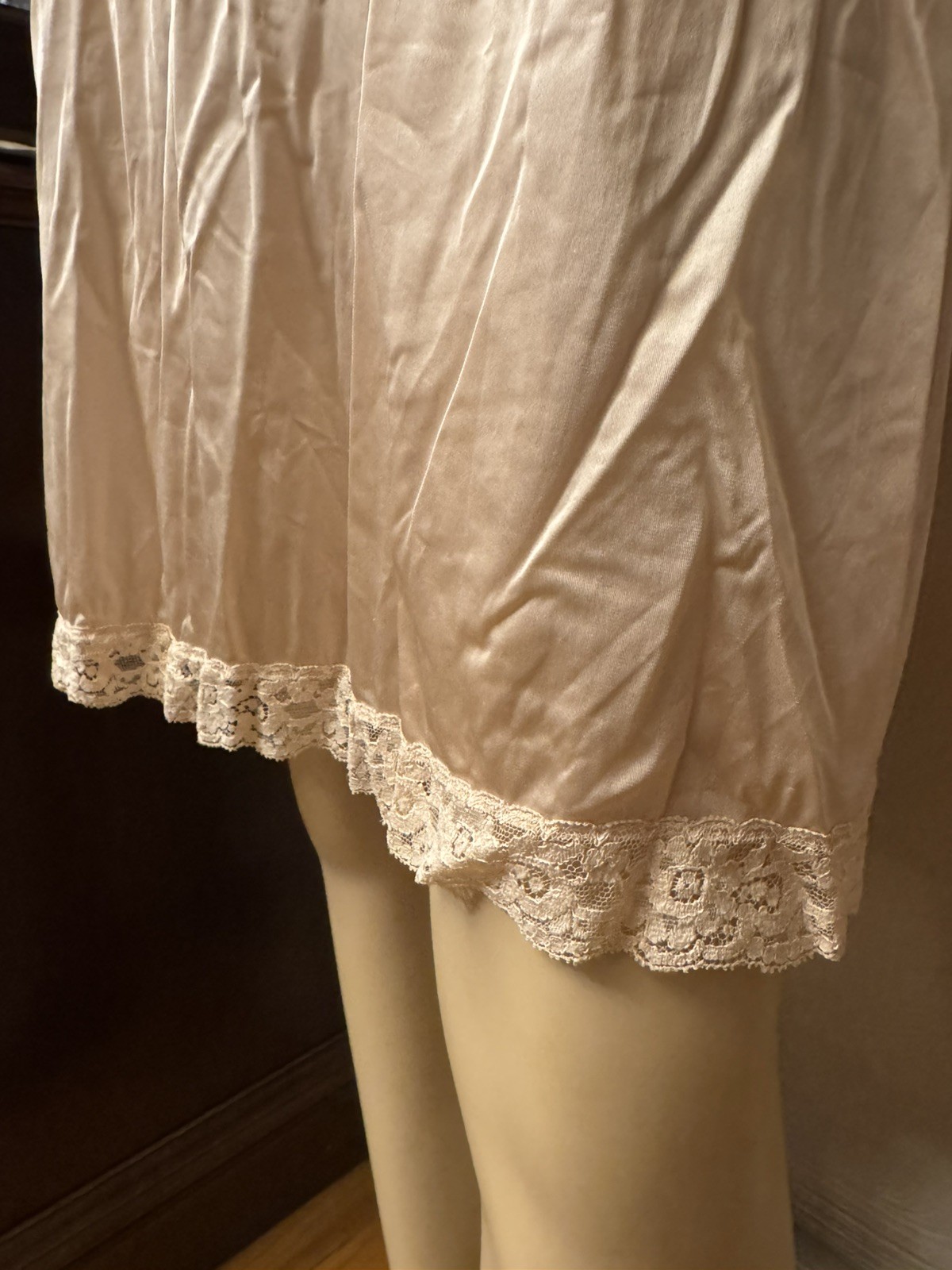 vtg 70s VASSARETTE BEIGE NYLON LACE BUST full slip nightgown size 32 L