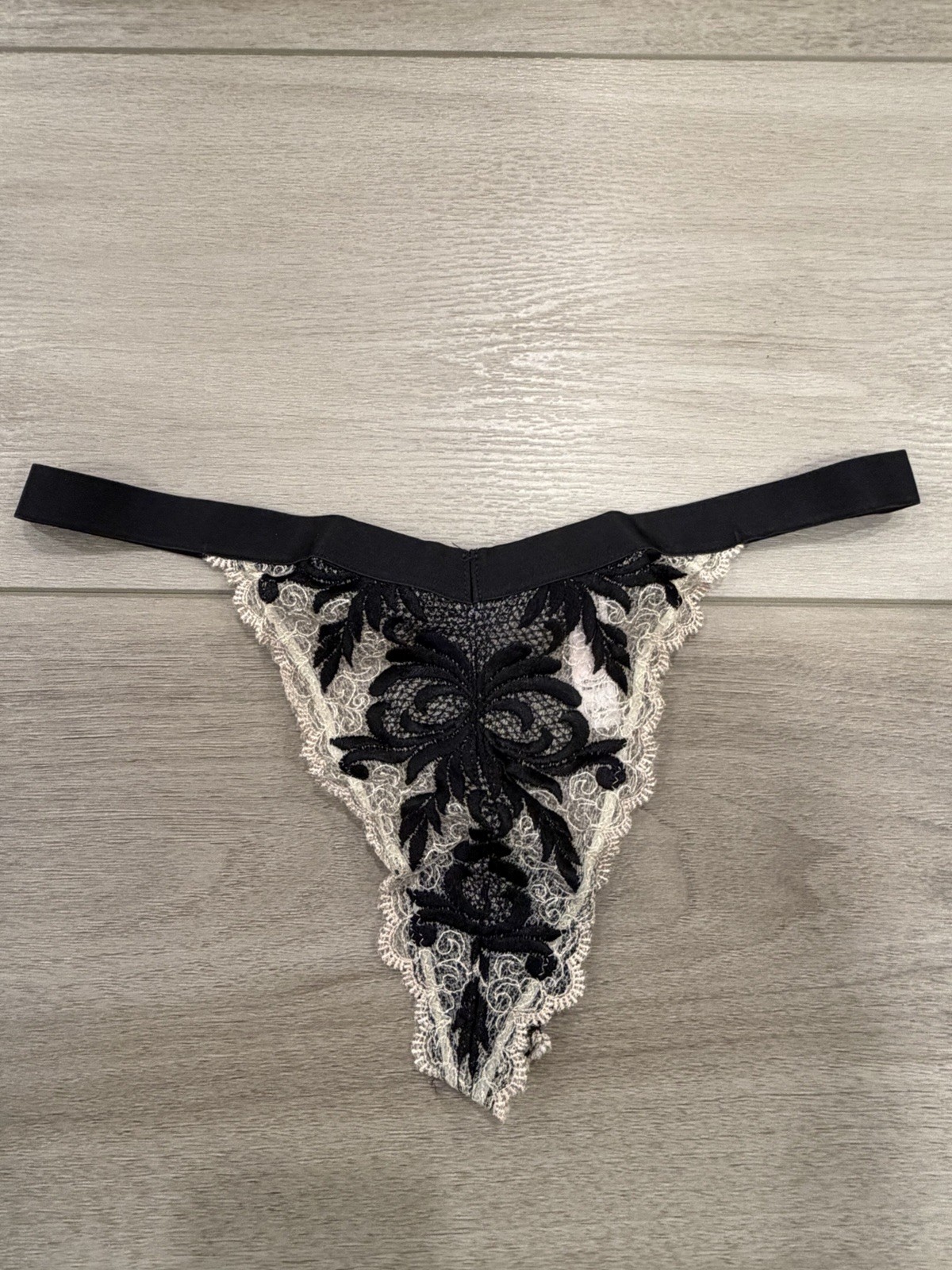 2004 Victoria’s Secret Very Sexy Lace Black String Bikini Panties NWOT Size L
