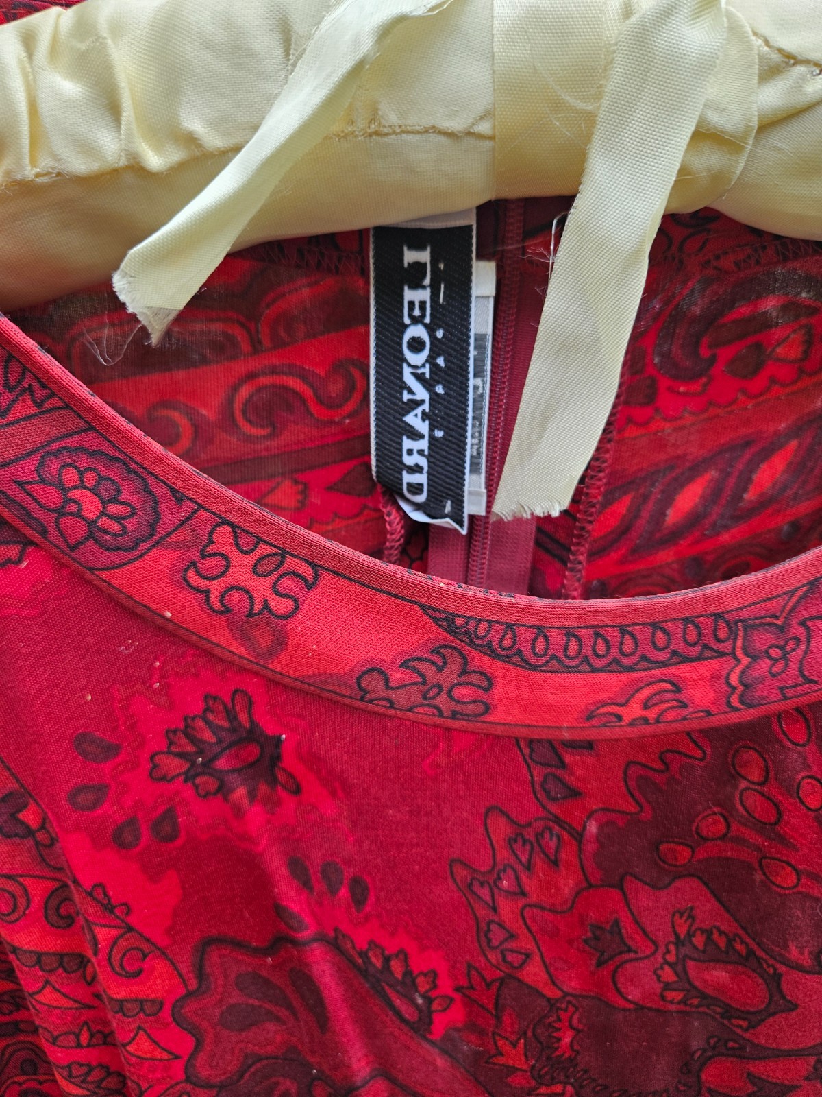 AMAZING TIMELESS VINTAGE LEONARD ITALY 100% SILK JERSEY RED TOP SIZE 48 L