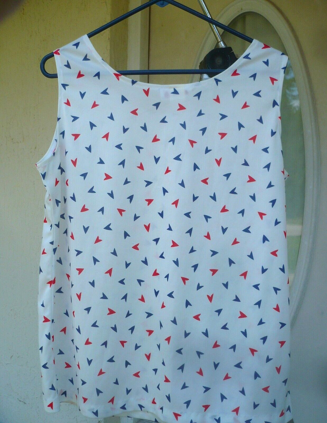 VTG 70S M L CAROL HENRY WHITE POLY KNIT BLOUSE SLEEVELESS RED BLUE ARROW PRINT
