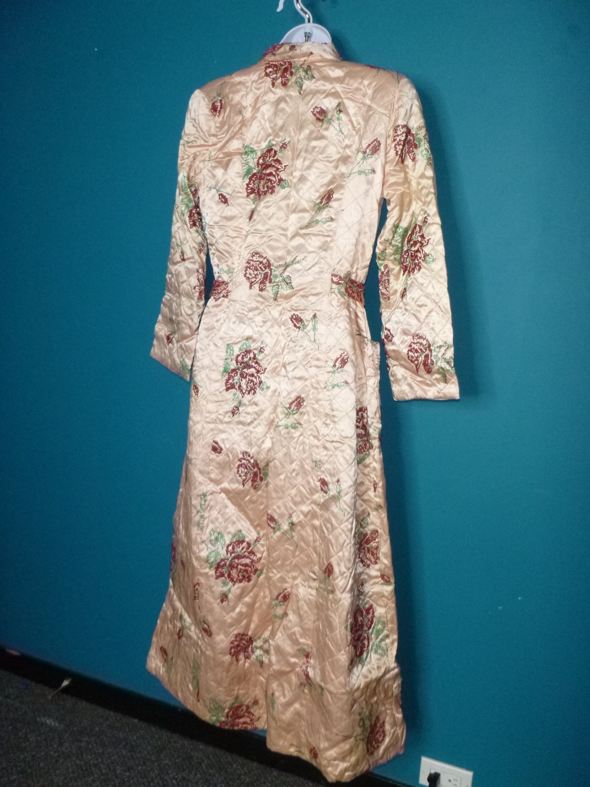 Vtg 1940s Dressing Gown / Robe Peach Quilted Satin FLOCKED Roses Wrap Style Sz M