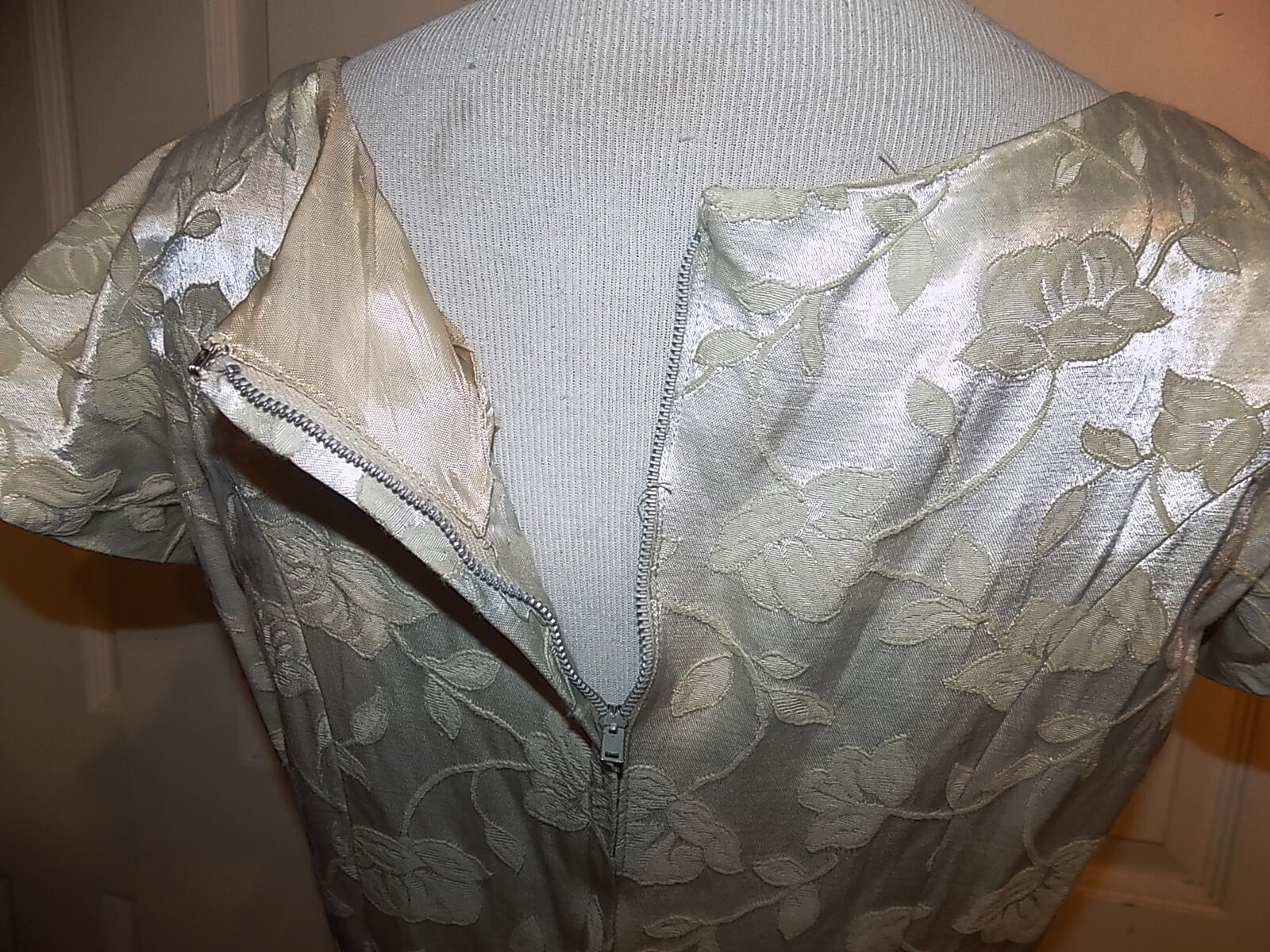 Vintage 50s 60s Silver Gray Brocade Short Sleeve Dress B38
