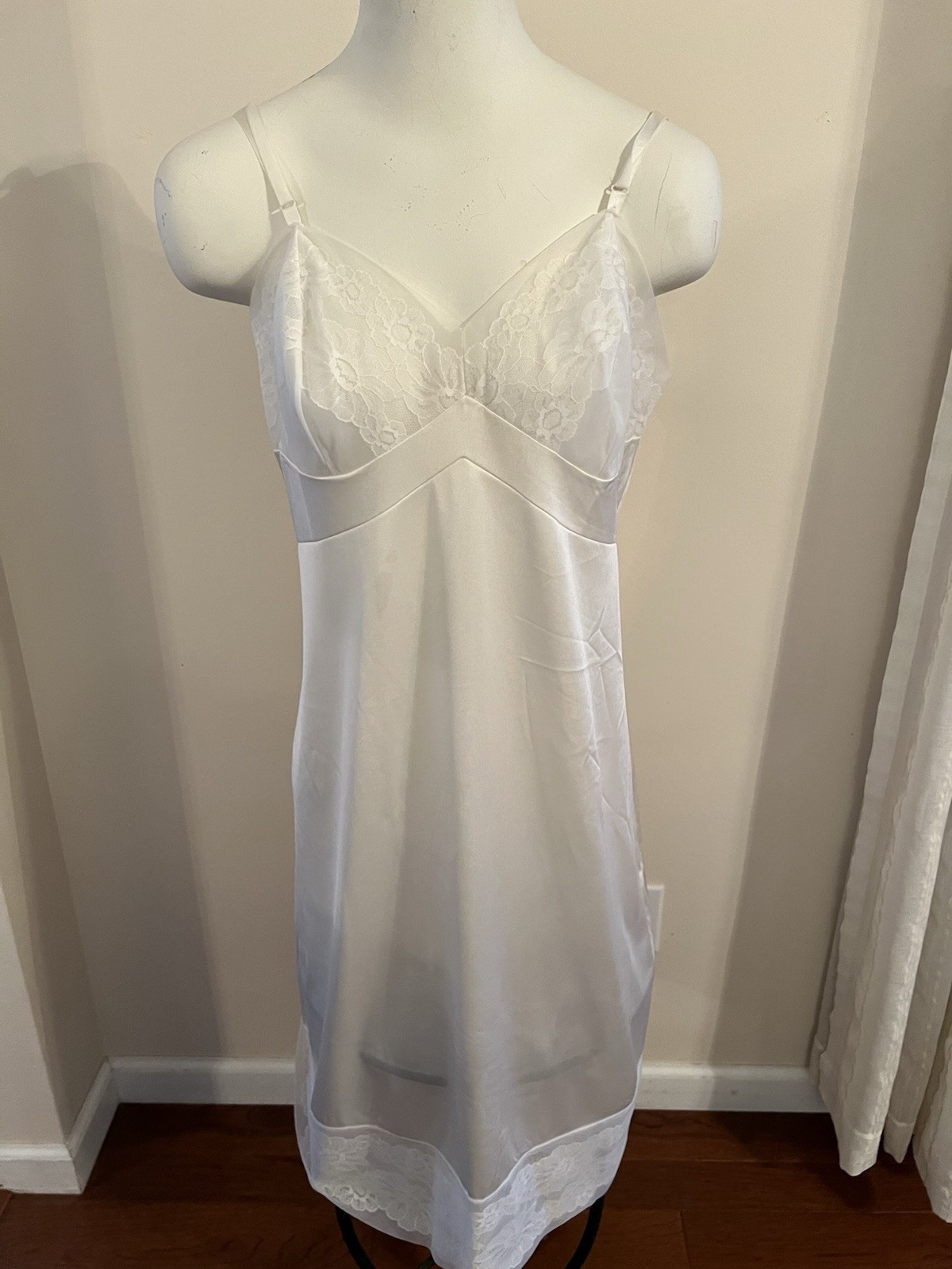 Vintage Ladies Slip JCPenney Light Cream With Lace Bodice Cling Free Nylon Sz 38