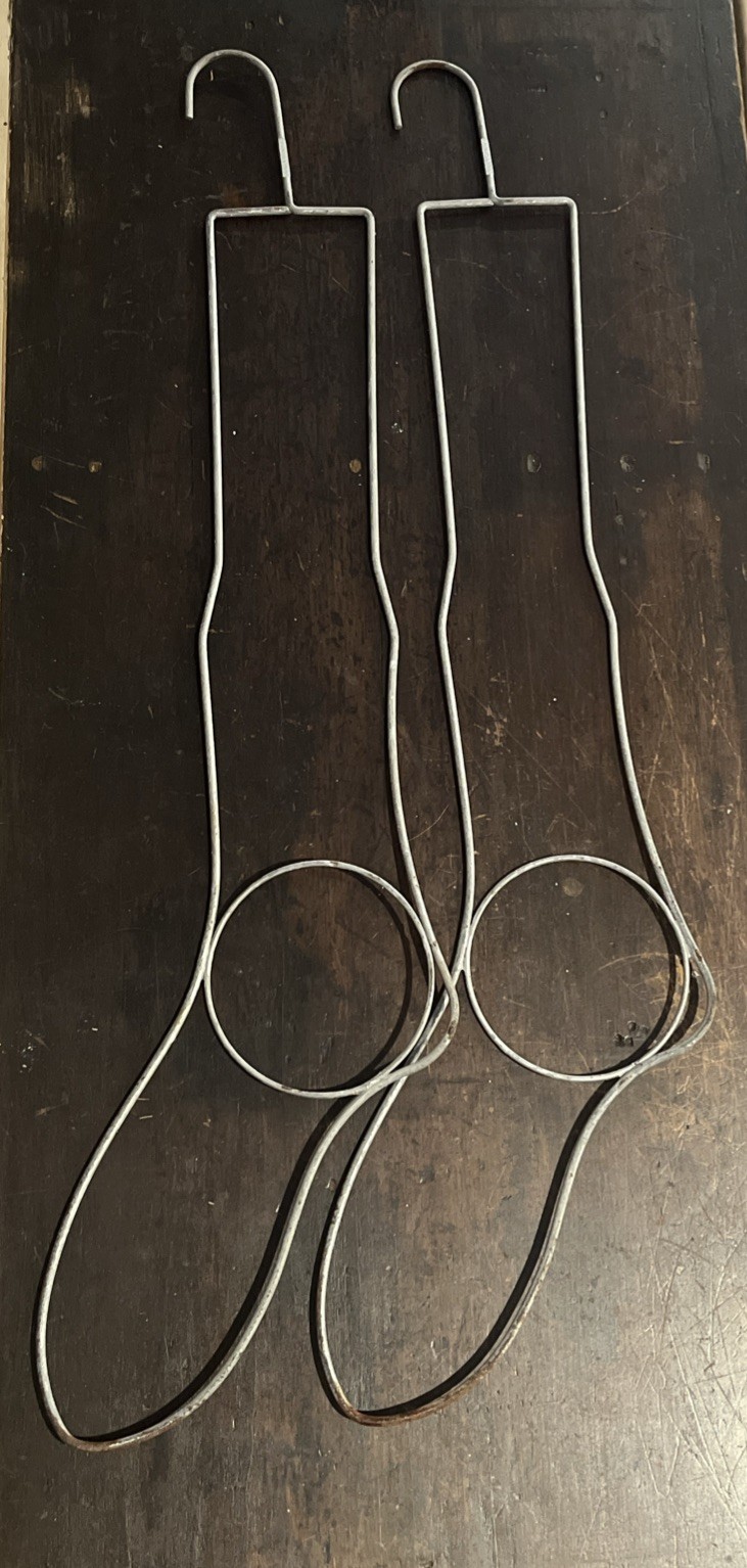 2 Vintage Metal Stocking Sock Forms „Venida 10” , 26 1/2″L